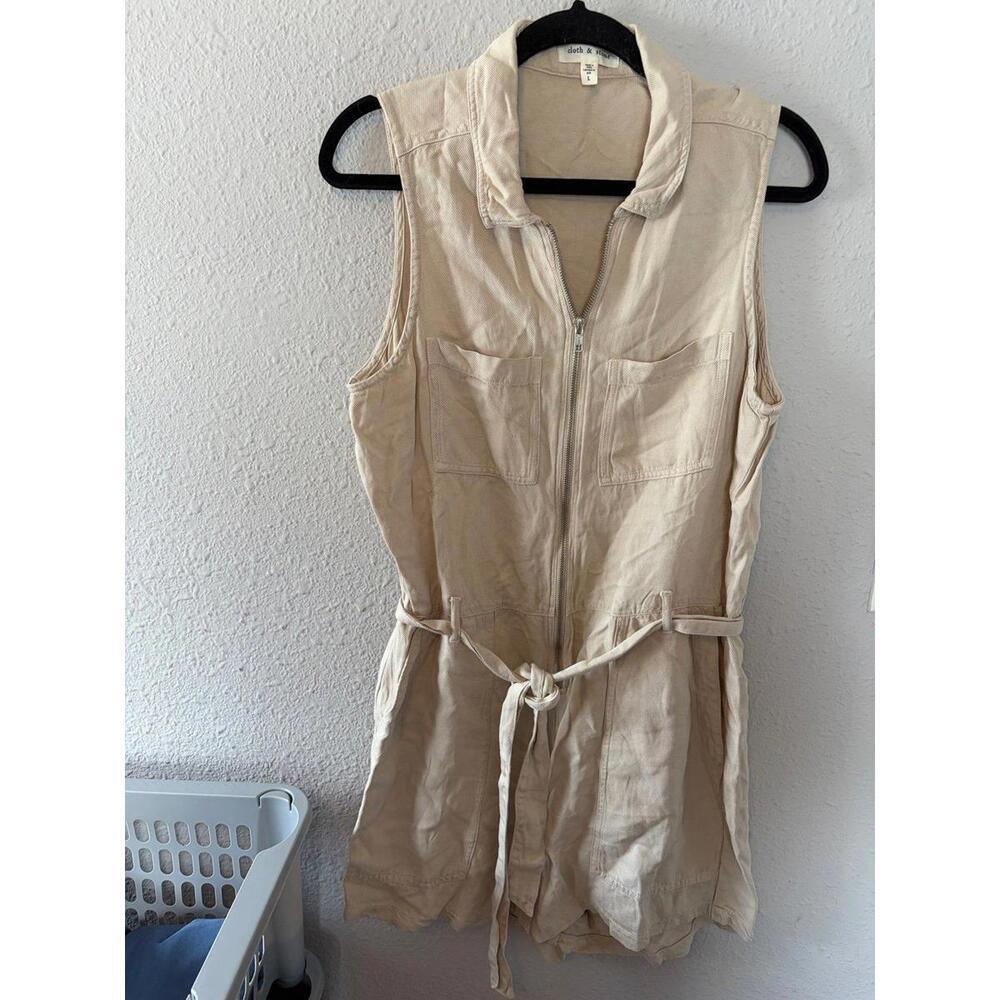 Cloth & Stone Anthropologie Beige Zip Front Romper size L. Few tiny snags here a